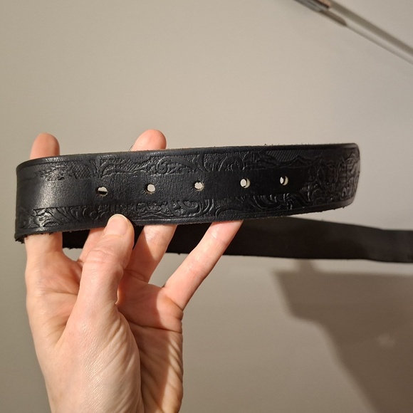 Men's Black Genuine Leather Embossed/Etched Belt with Horse Design (Size US 40) - Picture 7 of 10